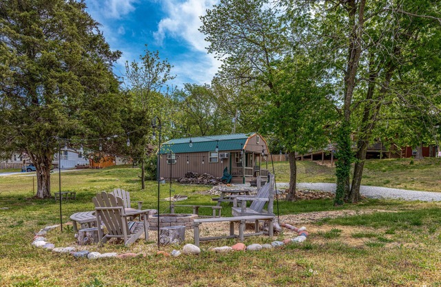 The Cowskin Bunkhouse - Lakeview Getaway - perfect for fishermen/small families!