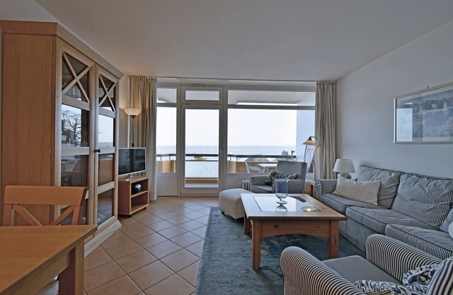 The cozy 3-room apartment has a fantastic panoramic lake view from the balcony.