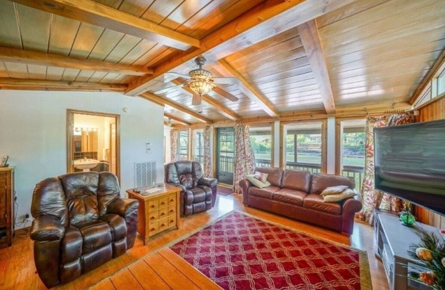 THE COZY COTTAGE LAKE HAMILTON ~ Now booking Fall 2025