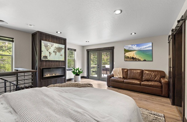 THE DEN at Hayden Lake- Hot Tub, Boat Slip, Close to Riding & Hiking Trails,