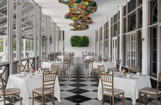 The Drake Oak Brook, Autograph Collection