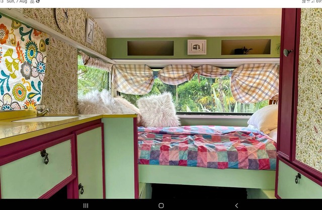 The Ducks Nest Cabin . Beachside unique farm stay. Privacy. White sandy beach.