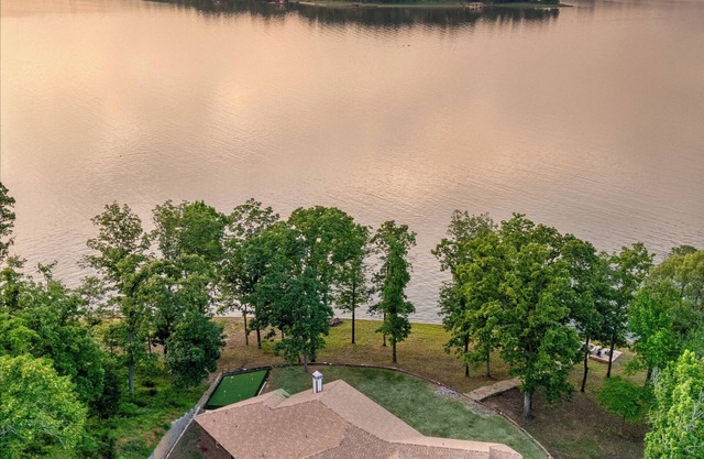 The Eagle's Nest Lakehouse ~Pickleball Court! ~4 acres ~700Ft Shoreline ~Kayaks