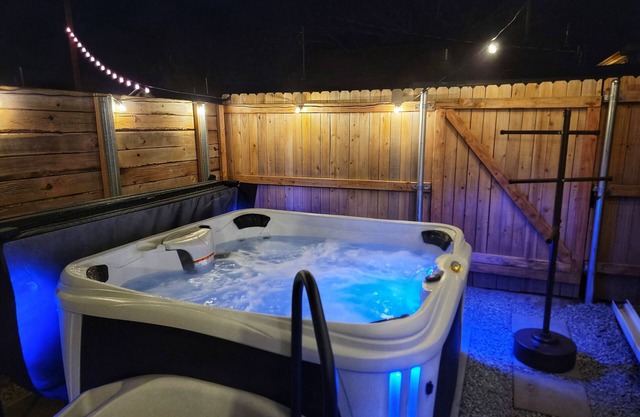 The Elwood- 2 Miles to OU on Main St with Hot Tub!