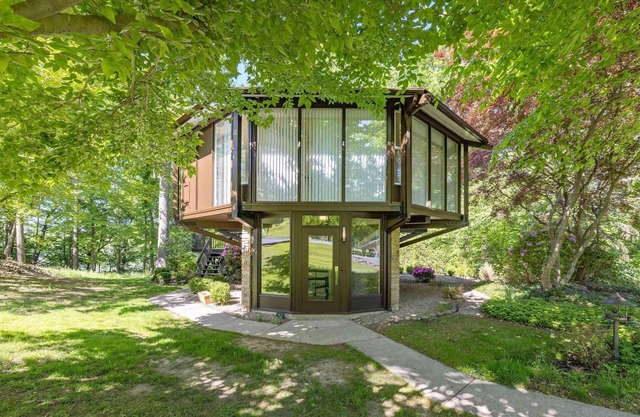 The Escape Pod at Cheat Lake/Morgantown, WVU - 2BD/2BA, HOT TUB, Lake & Golf