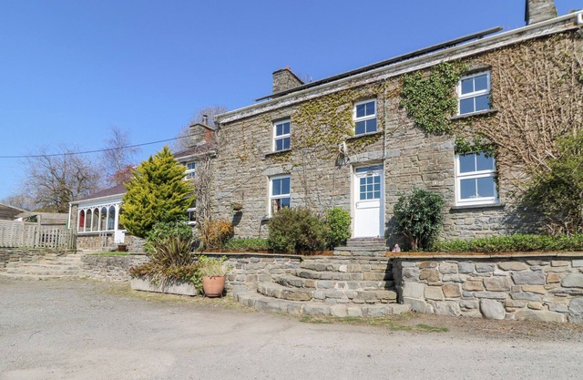 THE FARMHOUSE, pet friendly, character holiday cottage in Aberaeron