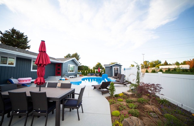 The Farmstead- Pool, Hot Tub, Firepit and Farm Fresh Eggs/Animals in Walla Walla