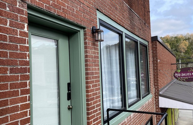 The Fig Flat, a Stylish Studio Apartment with Empire King Bed in Gainesboro, TN