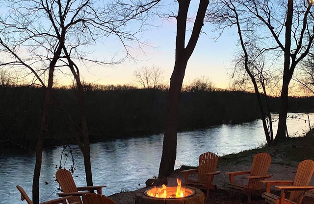 The Floy at High Bank – Charming Elk Riverfront Tiny Cabin in Scenic Noel, MO