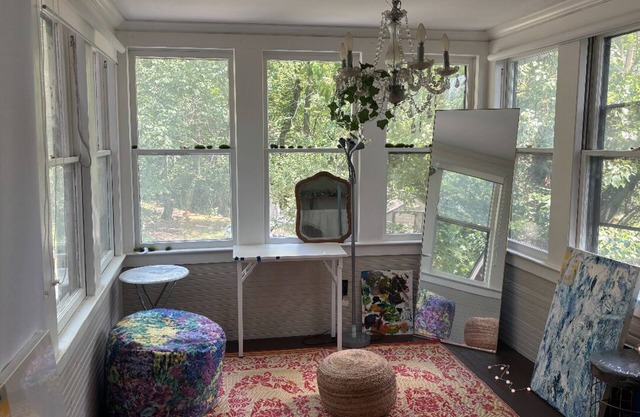 The Forest House. Charming 2-bedroom house with AC, WiFi in terrific Kansas City