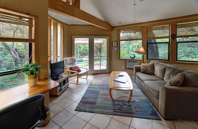 The Forest Retreat: Minutes to SOCO & center yet nestled in the quiet forest.