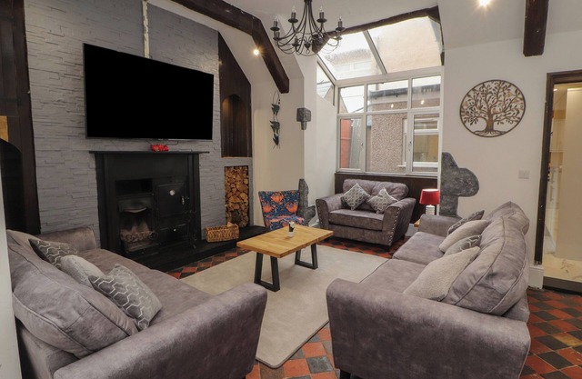 THE FURNESS HAVEN, pet friendly, with hot tub in Barrow-In-Furness