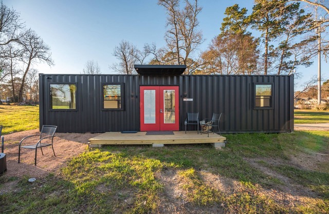 The G.O.A.T: 2 mins to Lake Conroe! Heated Pool, Fire Pit, Stocked Ponds