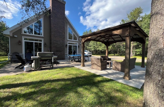 The Game Cabin – 5-Acre Retreat w/Arcades, Pool Table, Fire Pit & Ping Pong