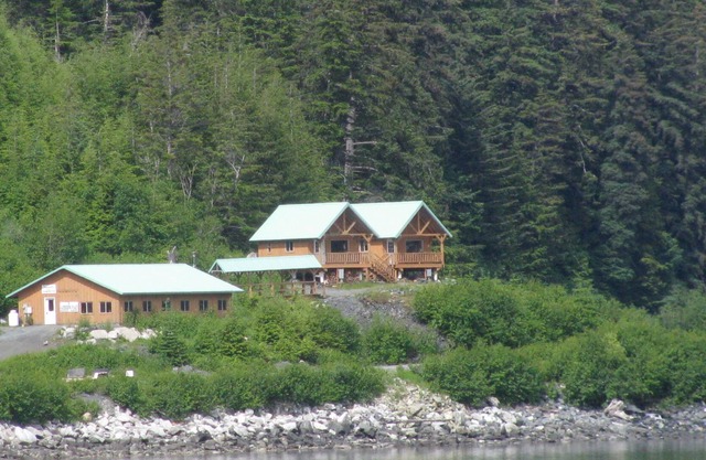 The Gathering Place Cabin #1, rustic cabin on the water, close to Chilkoot River