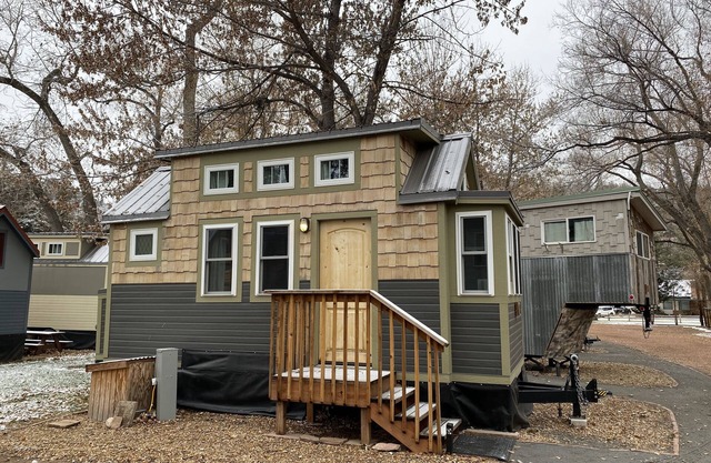 The Golden Aspen – Tiny Retreat on the River, Minutes from Rocky Mountain Park