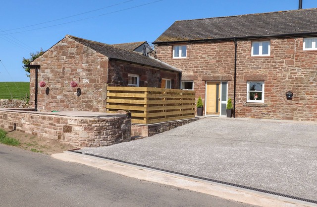THE GRANARY, pet friendly, with a garden in Allonby