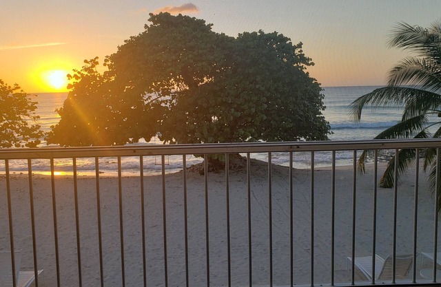 The Grandest of Grandviews on 7 Mile Beach! 2nd floor 2 bed-2 bath beachfront!