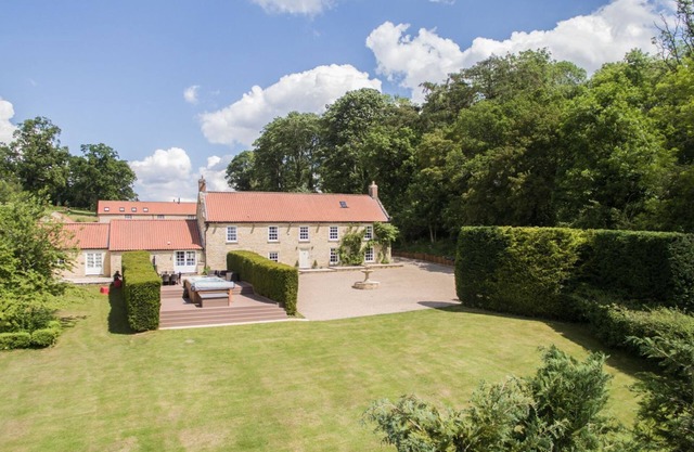 The Grange | sleeps 12 - All Ensuite, Swim Spa, Games Room, Dog Friendly - 5* Gold Award