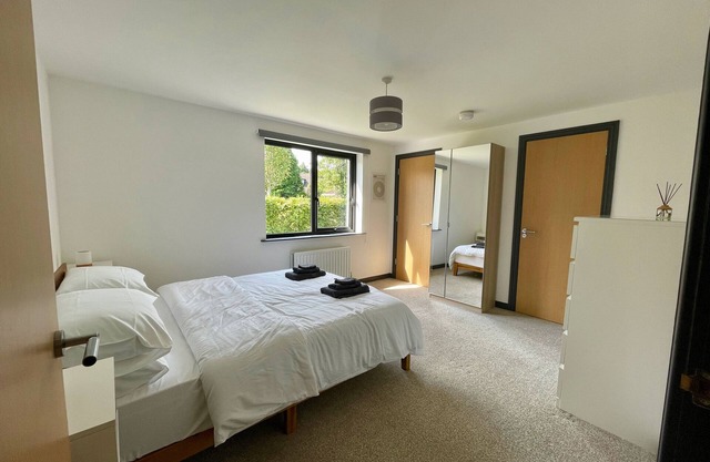 The Greenway Getaway - Fantastic Location - 2 Bed, 2 Bath Garden Apartment