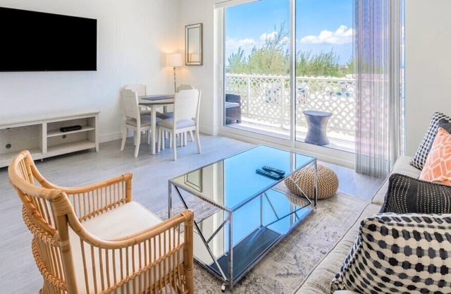 The Grove 1BR Apt /w Rooftop Pool+Onsite Amenities