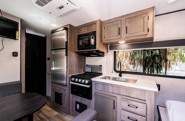 The Happy Camper - Cozy RV sleeps 4, with WiFi, in beautiful Ojai