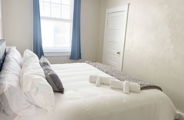 The Harrison F/Steps from Riverfront EVV 1BR/1BA Downtown Apartment