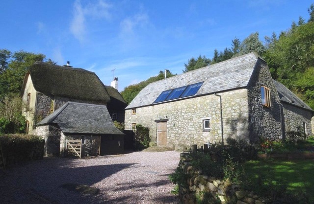 THE HAYLOFT, pet friendly, luxury holiday cottage in Manaton