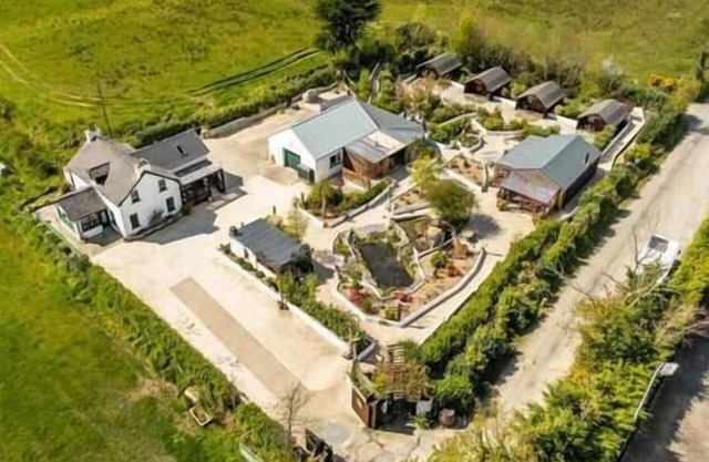 The Hideaway Muff - Shore House and 4 Eco Pods