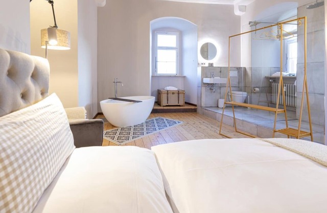 The historic castle tower in Kirchberg boasts spectacular views, parquet flooring, stucco and a modern interior