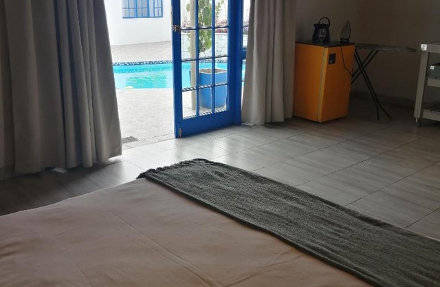 The House Guesthouse - Fox's Lair, bachelor apartment near schools