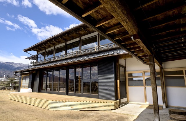 The house is located in the rice paddies with a view of the Southern Alps. Ideal for sightseeing and retreats. Same rate for up to 4 persons. (Max. 6 persons)