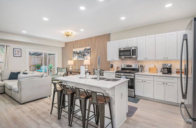 The Hugo Hideout~Spacious 3br/2.5ba N. Chs home