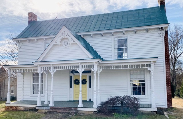 The Jones House: 5 min to VIR, historic 4-bedroom home