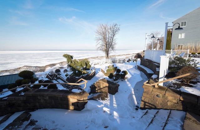 The Lakehouse Inn