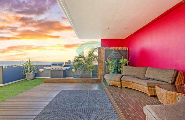 The LAVA LOUNGE: PANORAMIC Rooftop Holiday Retreat