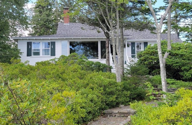 THE LEDGE ON SOUTHPORT ISLAND | 3 Bed, 2 Bath