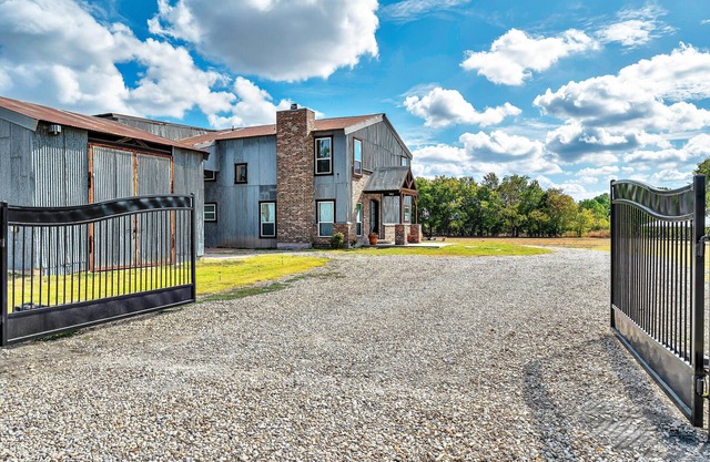 The Levi Gin - Luxury Vintage Retreat