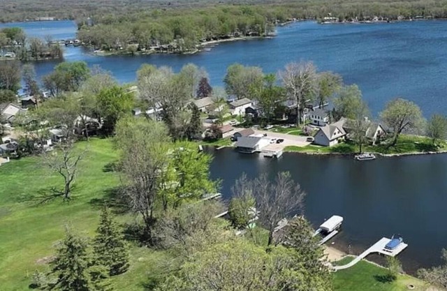 🌟”The Lily Pad” Cottage🏡🚣‍♀️Strawberry Lakefront Fun on the Huron River Lake Chain!