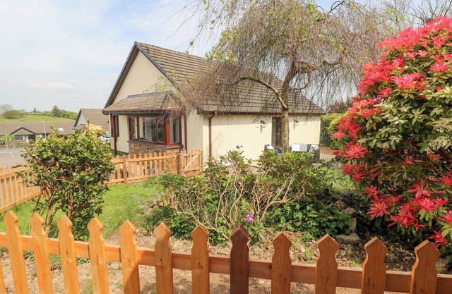 THE LITTLE CWTCH, character holiday cottage in Llansteffan