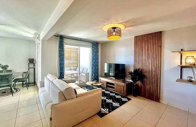 The Little Nest – Sea View, Comfort & Parking