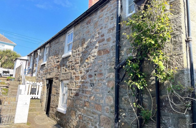 THE LITTLE NET LOFT, pet friendly, with open fire in Mousehole
