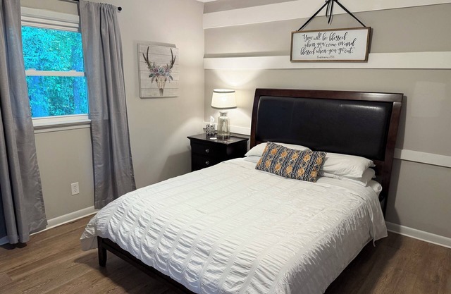 The Local Yokel | Cozy 1 BR Apartment + Wi-Fi & Parking