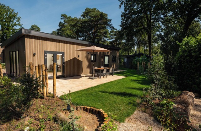 The Loevestein Lodge offers a comfortable vacation home for 4 people with modern amenities and a private terrace in the Veluwe.