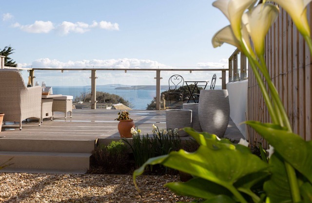 The Lookout- Luxury close to the beach and town with panoramic views and parking