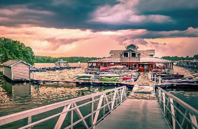 The Love Shack - Waterside Cottage #1 with a DOCK on Tims Ford Lake at Twin Creeks Marina & Resort
