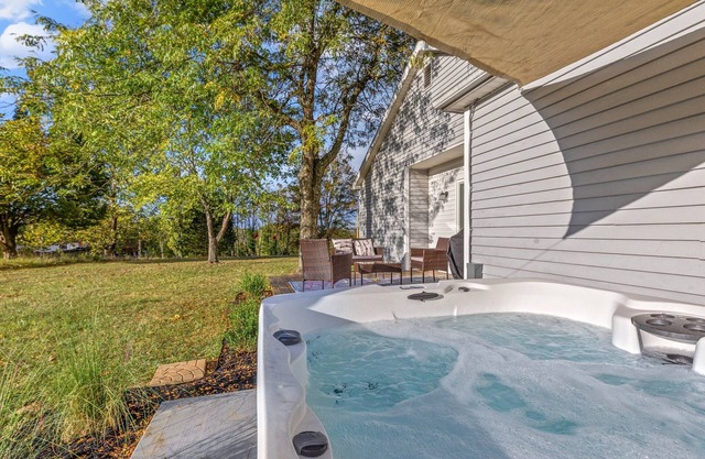 The Luxe/Hot Tub/Putt Putt/10 Mins Shaker Village