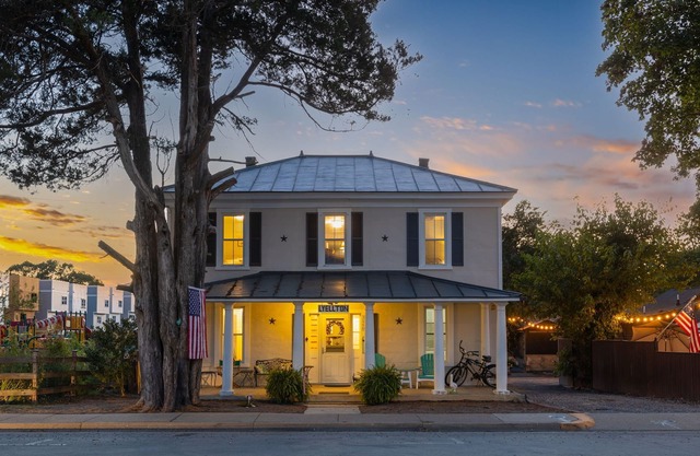 The Lyellton House: 6 Bd 4Ba - Steps to Shops & Shore - Pet Friendly