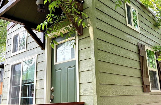 The Lyons Lodge – Boulder Charm & Mountain Views in a Tiny House Stay