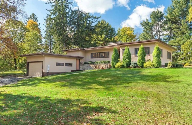The Maple House - Modern Retreat Near Town